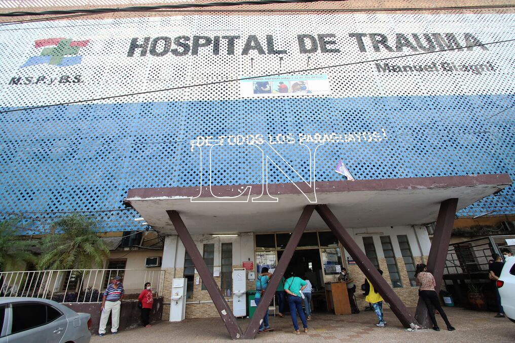 La víctima fue derivada al Hospital de Trauma por sus propios familiares, pero llegó sin signos de vida. Foto: Pánfilo Leguizamón.