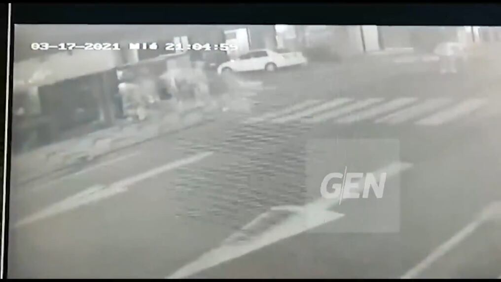 Una decena de personas aprovechó la situación de anoche para destrozar la vidriera de un local comercial y saquearlo. Foto: Captura de video.