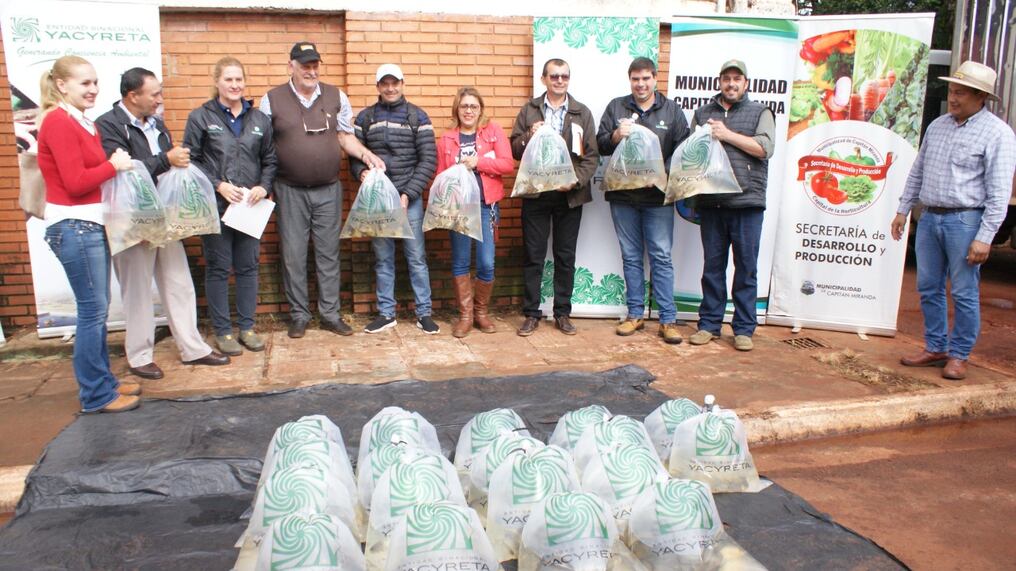 Un grupo de 37 productores recibieron alevines de modo que puedan potenciar con peces en estanque. Foto: Gentileza.