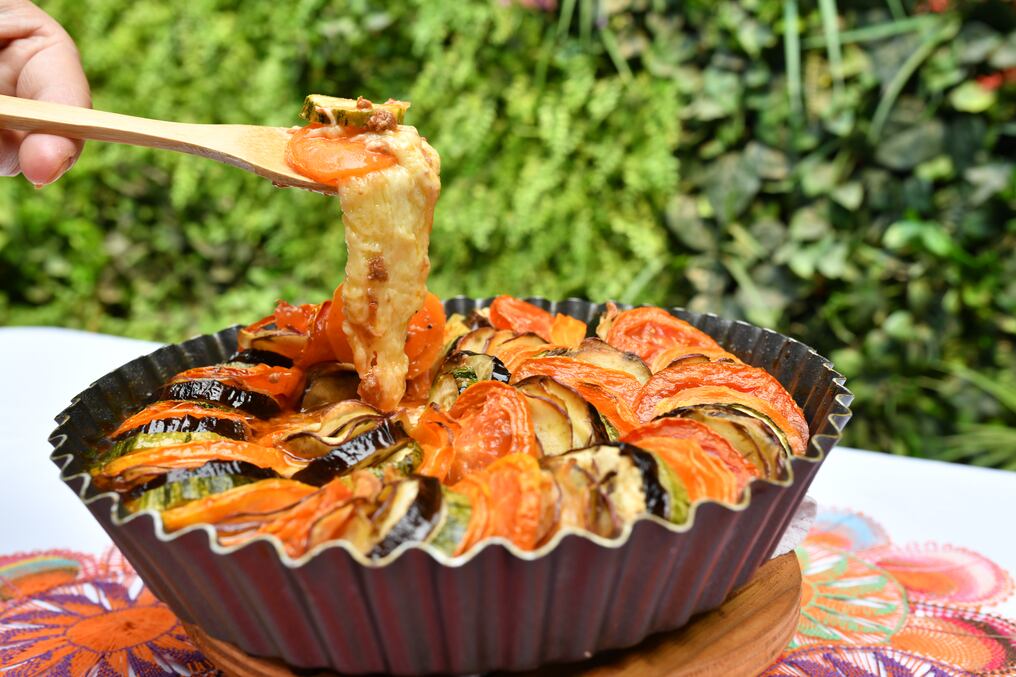 Mil hojas de verduras con salsa de pollo