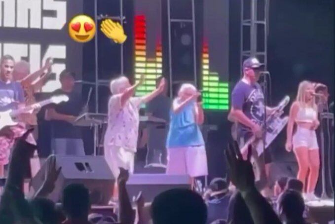 El pasado fin de semana, dos abuelitas se robaron todo el protagonismo durante la presentación de Damas Gratis en la fiesta “Patronales de Itá”, las imágenes se viralizaron rápidamente en las redes sociales. Foto: Gentileza.