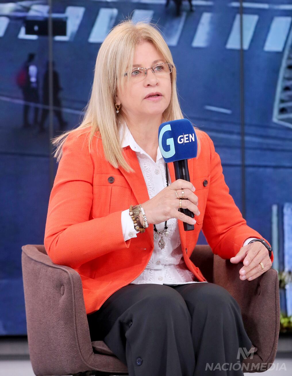 Beatriz Denis, hija del exvicepresidente de la República Óscar Denis, quien se encuentra privado de su libertad, se reúne este martes con el fiscal general del Estado. Foto: Nadia Monges.