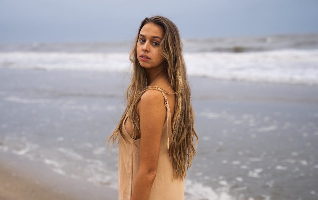 La artista y reina de belleza hernandariense estrena su primera colección de canciones, y ofrece un recital este domingo. Foto: Gentileza.