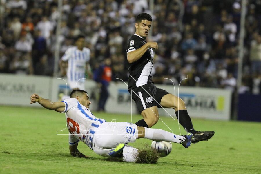 Víctor Dávalos sale al cruce ante un intento de avance del juvenil Gustavo Peralta, de Olimpia.FOTO:NÉSTOR SOTO