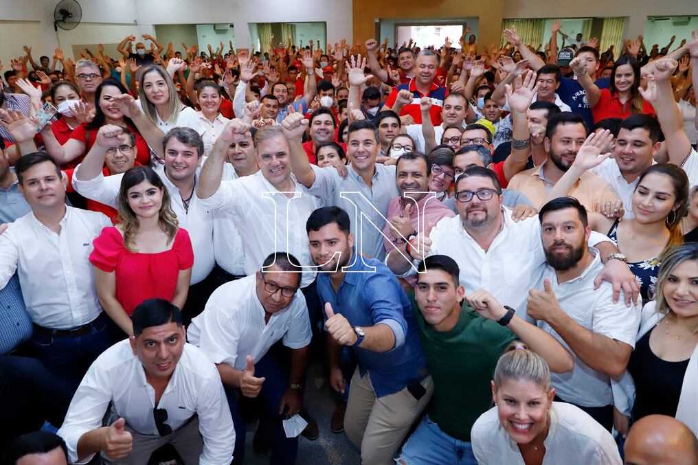 Santiago Peña está recorriendo el departamento de Caaguazú manteniendo reuniones con la dirigencia partidaria y anunciando las diferentes candidaturas que presenta Honor Colorado. Foto: Christian Meza.