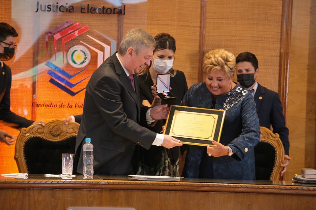 La ceremonia se llevó a cabo en la sede de la Justicia Electoral y durante la misma el presidente del TSJE, Jaime Bestard, entregó unas placas de reconocimiento y las medallas honoríficas de “Custodio de la voluntad popular” a los homenajeados. Foto: Gentileza.