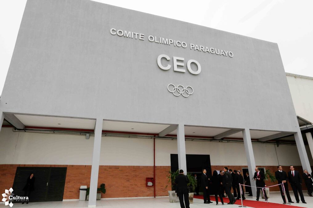 Santiago Peña se reunió con referentes del deporte en el Comité Olímpico Paraguayo, con el objetivo de conversar sobre mejores políticas deportivas. Sin embargo, medio afín a la Concertación increpó al presidente del COP por considerar el encuentro como proselitismo. Foto: Sinthia Storm.