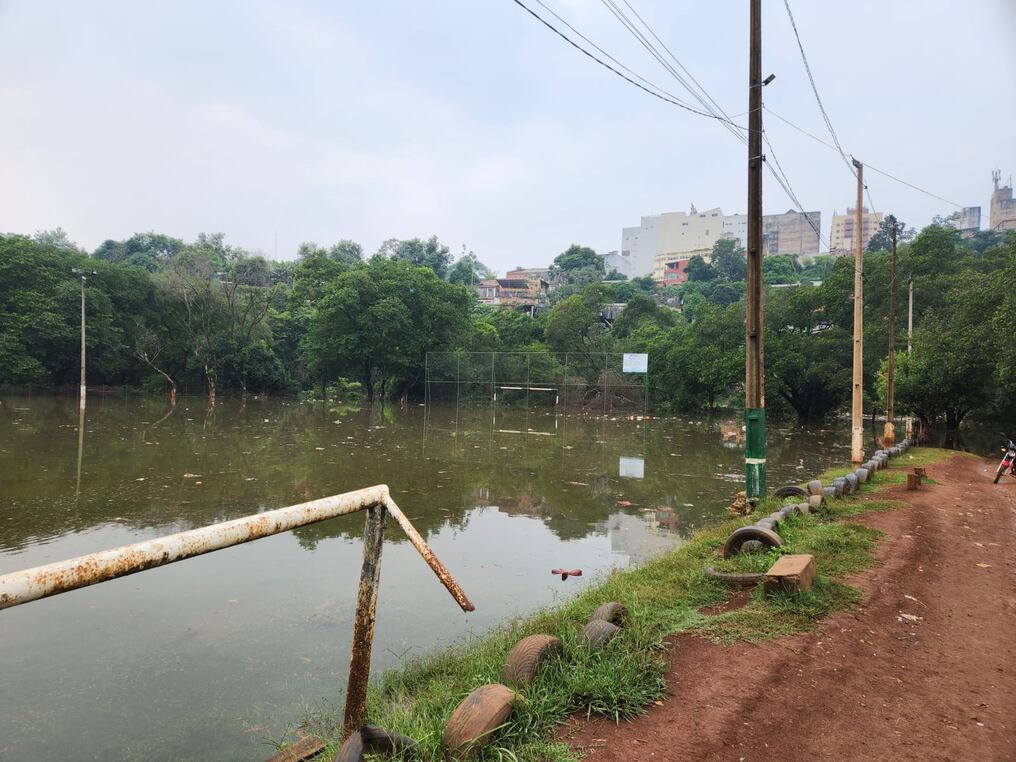El barrio San Rafael de Ciudad del Este está inundada y 3 familias fueron evacuadas para este fin de semana, ante la crecida del río Paraná. Es lo que informó la Asesoría de Responsabilidad de Itaipú. Lluvias intensas aguas arriba de la hidroeléctrica aumentan descarga. Foto: Gustavo Galeano.