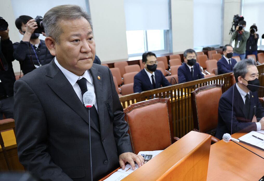 El ministro del Interior, Lee Sang-min, pidió perdón el martes por la tragedia. “Me gustaría aprovechar esta oportunidad para expresar mis disculpas sinceras al público, como ministro a cargo de la seguridad de la población por este accidente”, expresó. Foto: AFP.