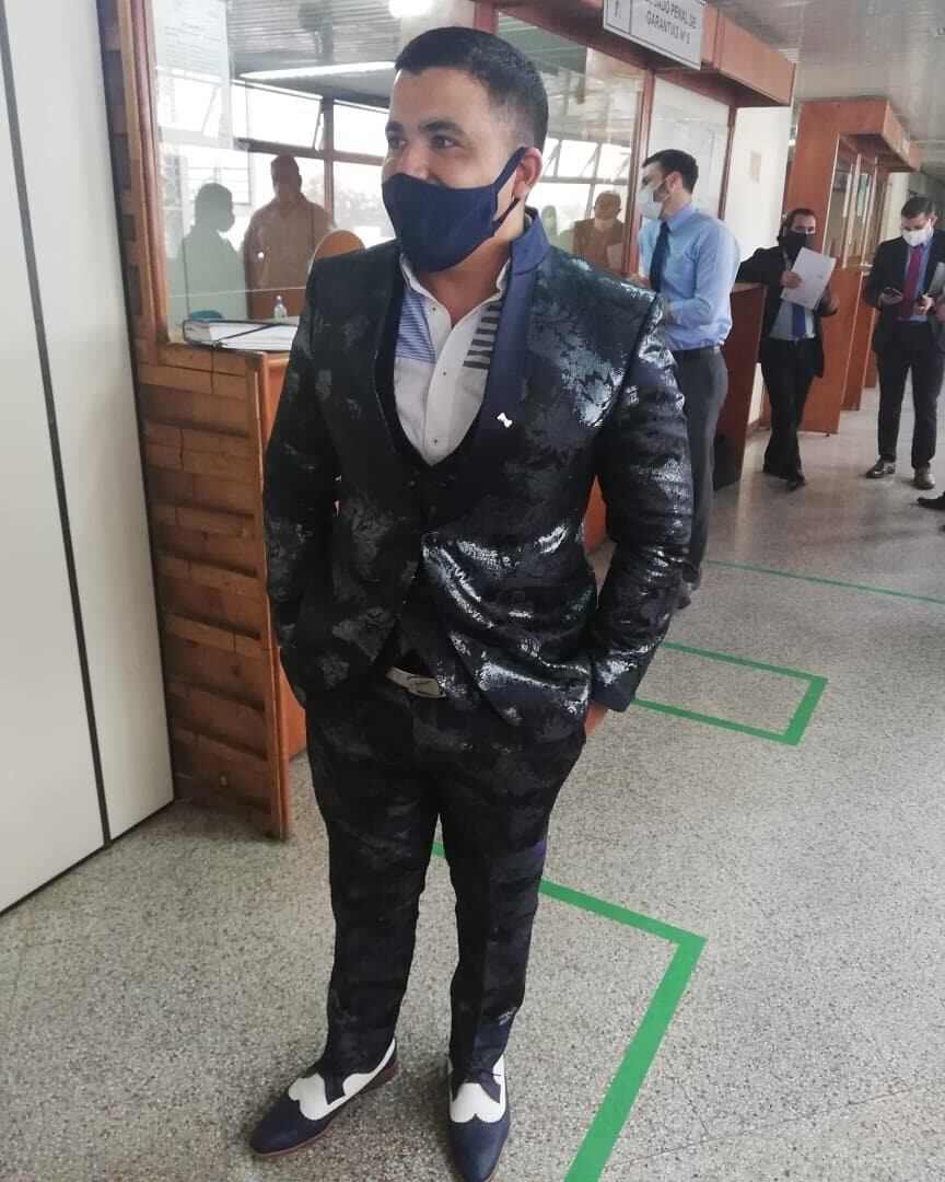 El profesional de leyes, Valentín Domínguez, hoy asistió a tribunales con un atuendo menos llamativo, un traje oscuro con brillos. Foto: Aldo Insfrán