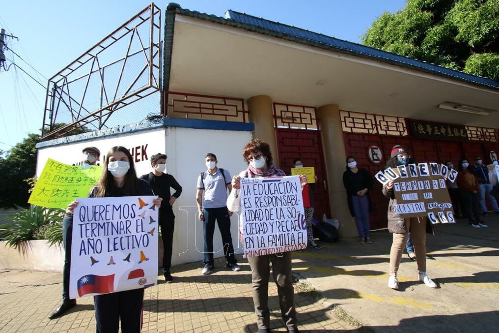 Alumnos y padres de la institución piden que el año lectivo puedan culminar en el colegio. Foto: Pánfilo Leguizamón.