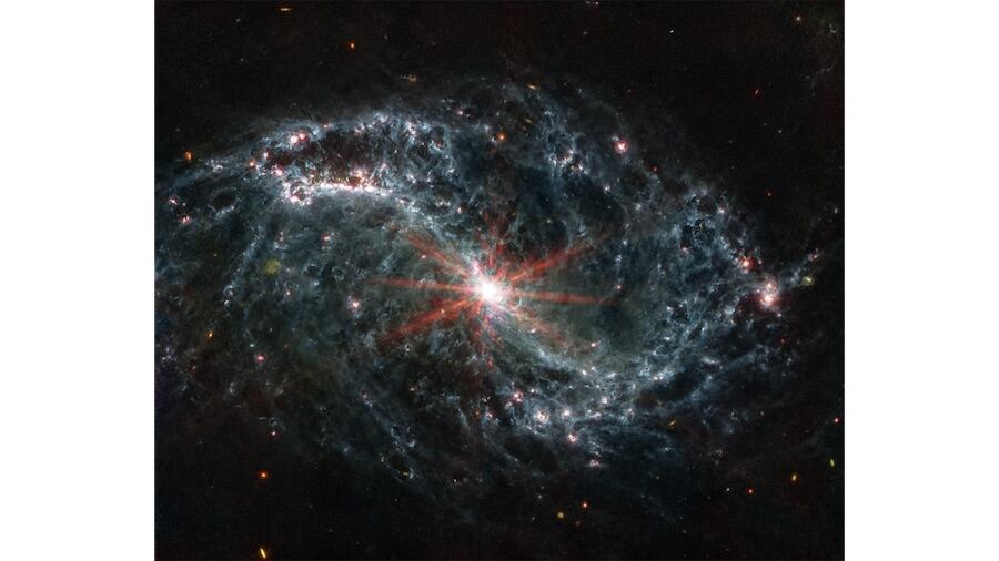 Con el telescopio James Webb se obtuvieron las primeras imágenes en alta resolución sobre cómo la formación de las estrellas jóvenes influenciaron en la evolución de las galaxias cercanas.