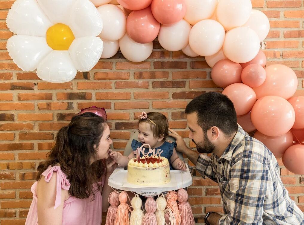 Cande cumplió un año e hicieron una sesión de fotos, donde se puede ver a la pequeña con una hermosa sonrisa y rodeada de su familia. Foto: Javier Vera.