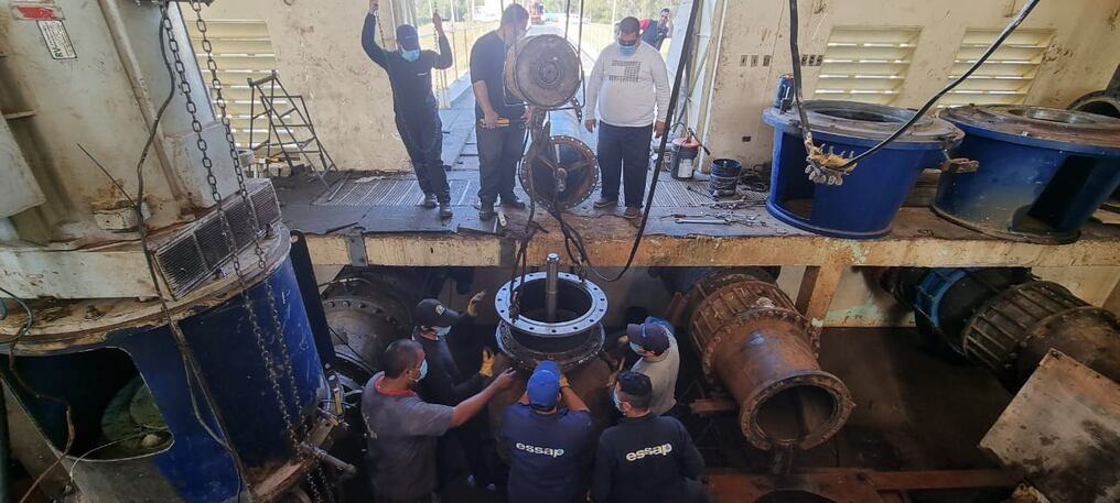 Ante la previsión de una bajante histórica para agosto, la Empresa de Servicios Sanitarios del Paraguay (Essap) prevé cuatro bombas auxiliares para captación. Foto: Essap.