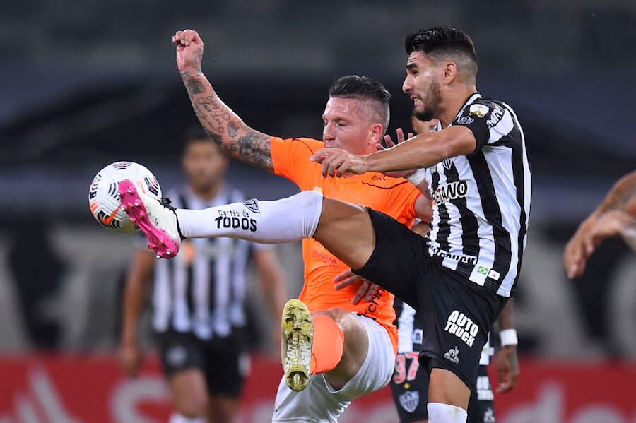 El defensor paraguayo Júnior Alonso defiende al Mineiro ante su ex club Boca Juniors.FOTO:AFP