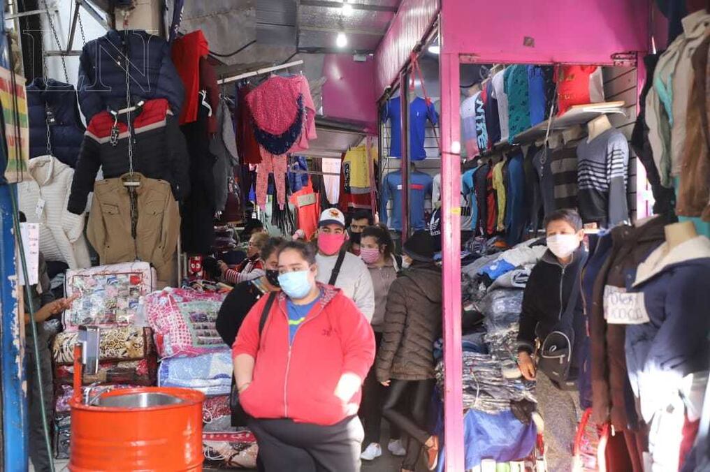 La gran mayoría de las personas que acuden al mercado utilizan tapabocas. Foto: Alberto Jara.