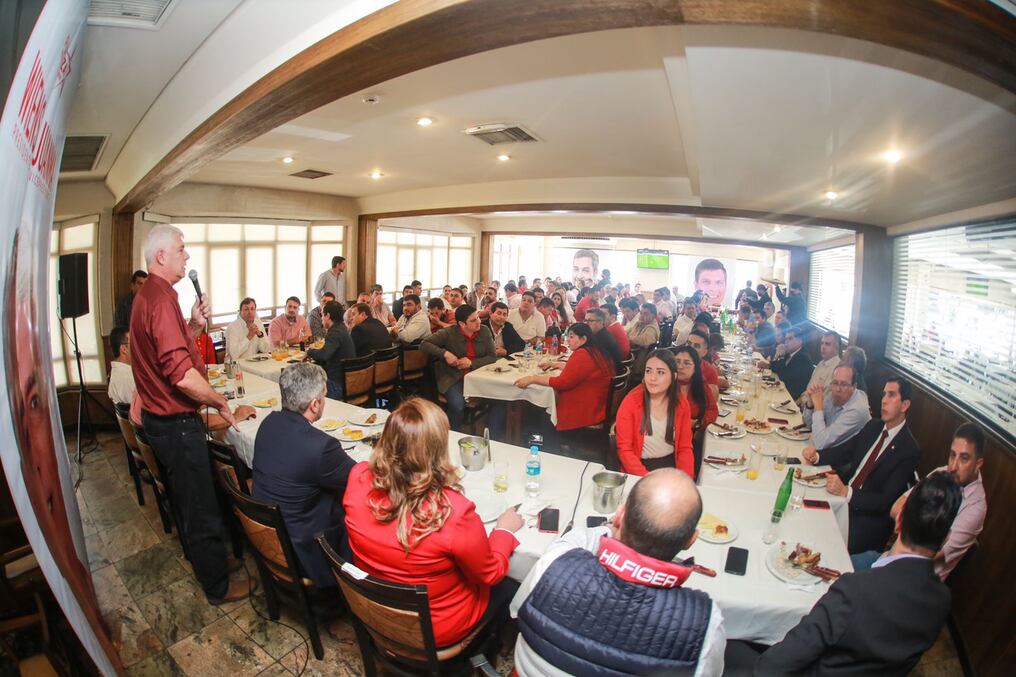 El ministro del Interior, Federico González, junto a dirigentes del oficialismo participando atentamente de un almuerzo político y escuchando las promesas electoralistas de Arnoldo Wiens. Foto: Gentileza. 