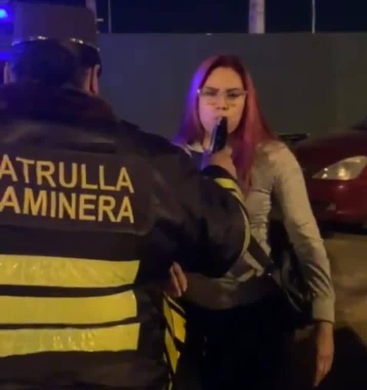 La denunciada fue identificada como la oficial Katya Velázquez, quien estuvo demorada por algunas horas en la Comisaría 8va de Remanso, pero desde la Fiscalía se ordenó su libertad. Foto: Captura de video.