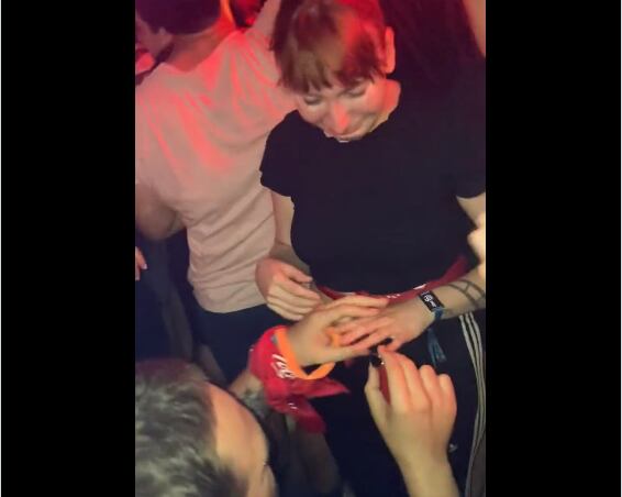 Jóvenes se comprometieron en pleno show de Tame Impala. Foto: Captura de pantalla.