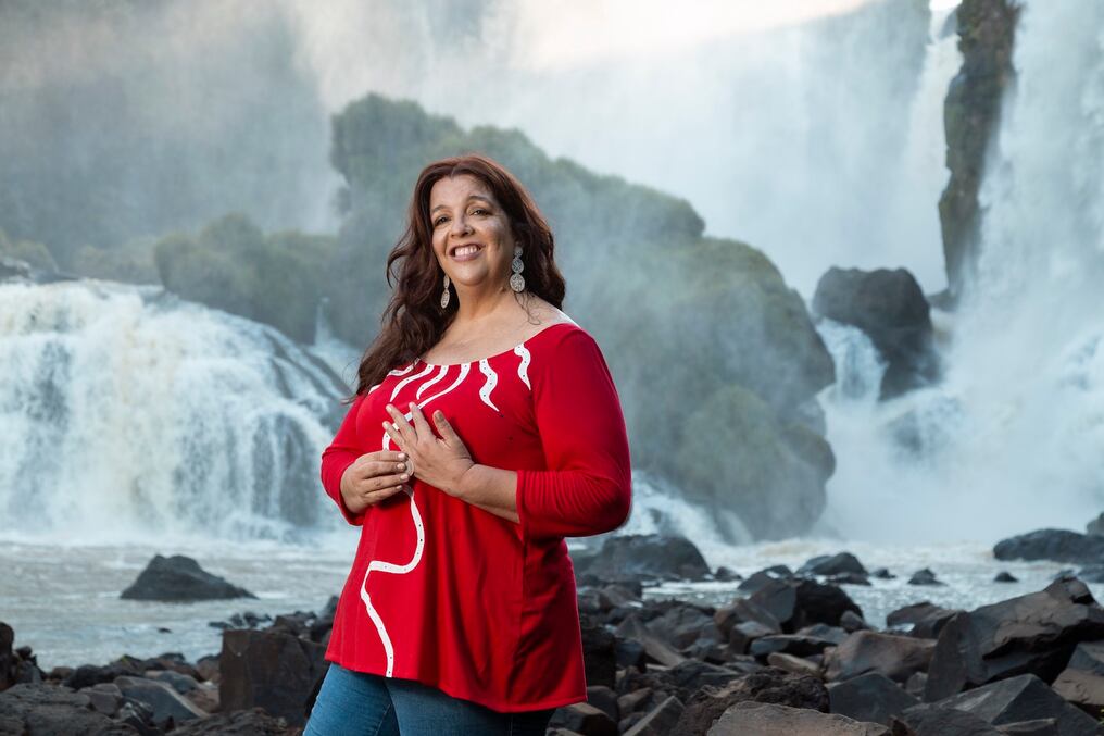Emocionada, Yenia Rivarola revela que en el tema “Las manos y el río” cuenta la génesis de este nuevo disco que reúne sus canciones y a jazzistas de esta tierra. (foto: gentileza)