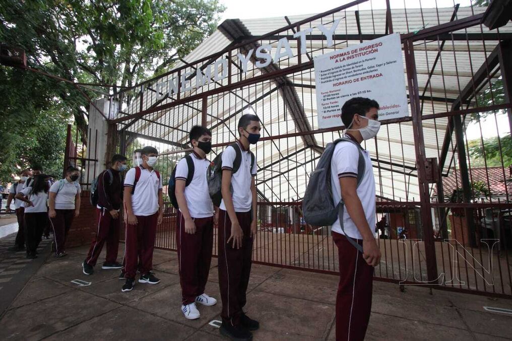 Estudiantes realizan fila para ingresar al Colegio Ysaty de Asunción en la mañana de hoy. Son 730 mil alumnos del sector público los que optaron por volver bajo dicha modalidad. Foto: Christian Meza.