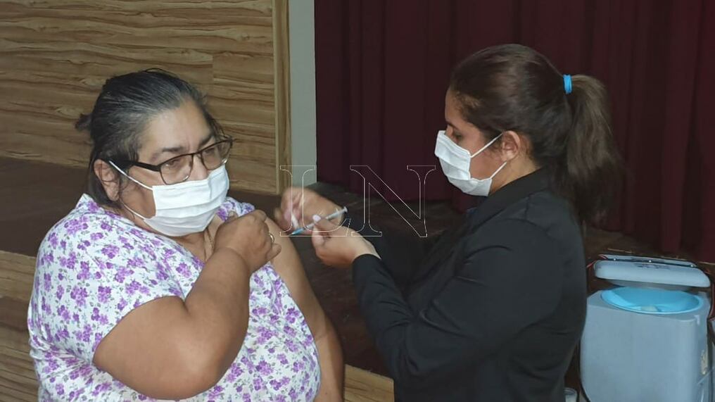 La vacuna es la mejor estrategia para combatir el virus y ha demostrado un descenso importante de casos. Foto: Ángel Flecha.