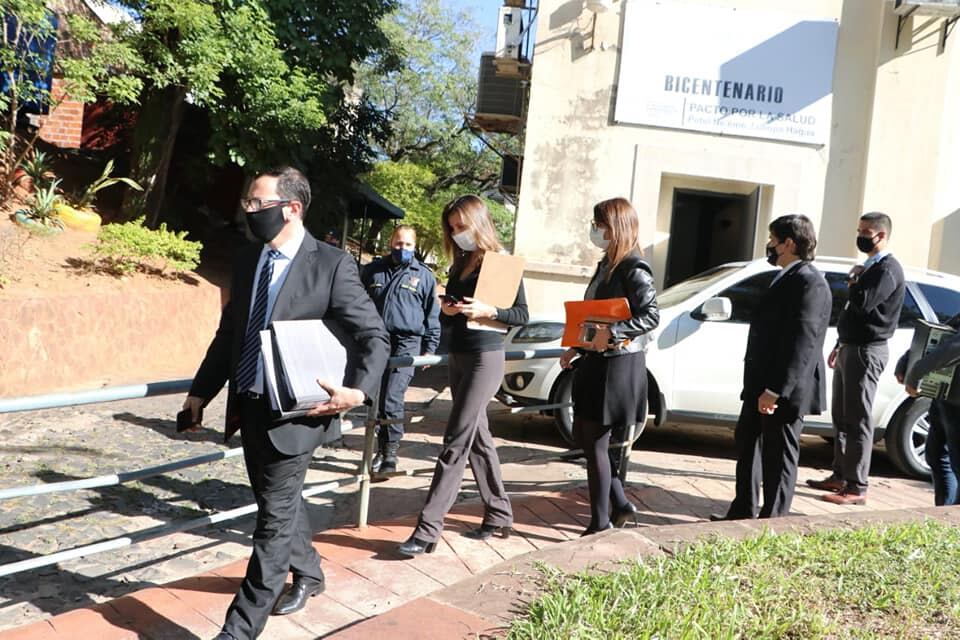 El equipo del Ministerio Público asignado a la causa de estafa en insumos médicos incautó varias documentaciones del Ministerio de Salud. Foto: Gentileza.