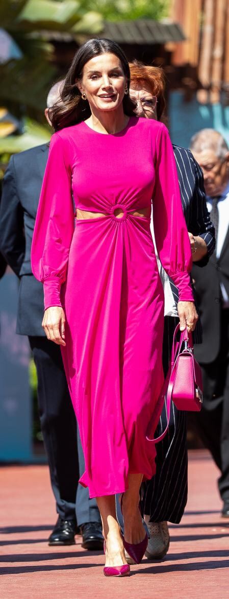 Los accesorios del vestido, como los zapatos y el bolso, son de la marca Carolina Herrera, una de las marcas favoritas de la reina de España. Foto: Gentileza.