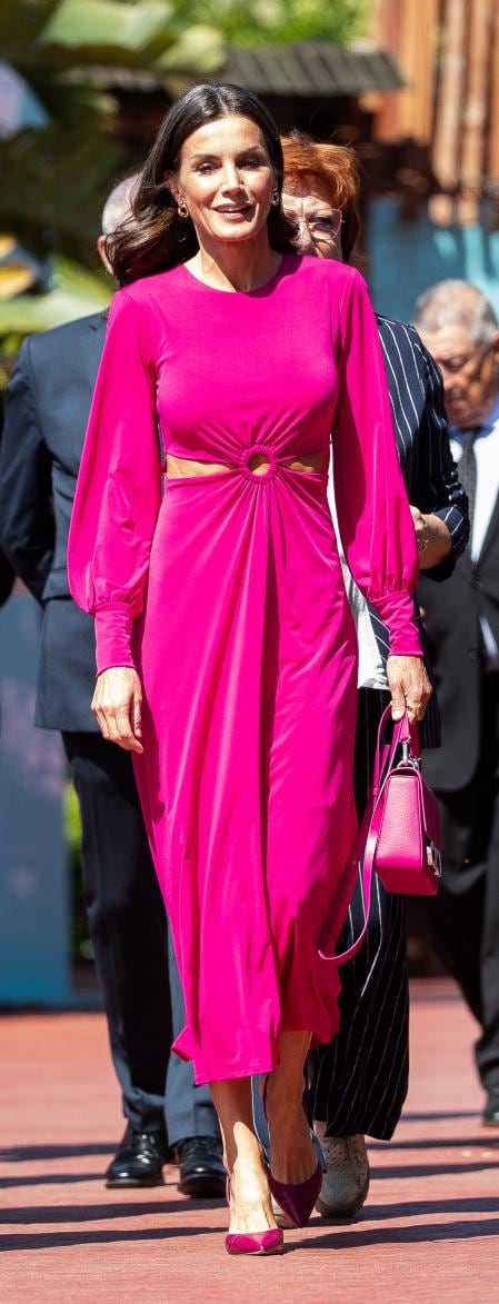 Los accesorios del vestido, como los zapatos y el bolso, son de la marca Carolina Herrera, una de las marcas favoritas de la reina de España. Foto: Gentileza.