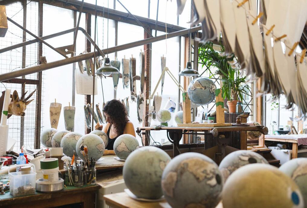 Solamente existen dos estudios en el mundo que dan vida al planeta tierra con sus propias manos. Sus globos terráqueos son piezas de arte hechas a medida, que se cortan, pegan, tallan y pintan a mano. Conocelos. Foto: Bellerby Globemakers.
