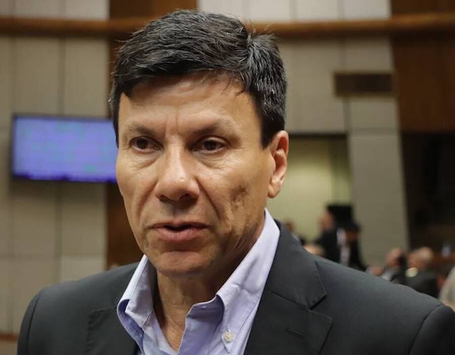 El diputado Walter Harms señaló que es difícil analizar o tratar de entender lo que escribe o dice el secretario privado de la Presidencia de la República, Mauricio Espínola, refiriéndose a las publicaciones que realizó este último a través de su cuenta de Twitter. Foto: Archivo.