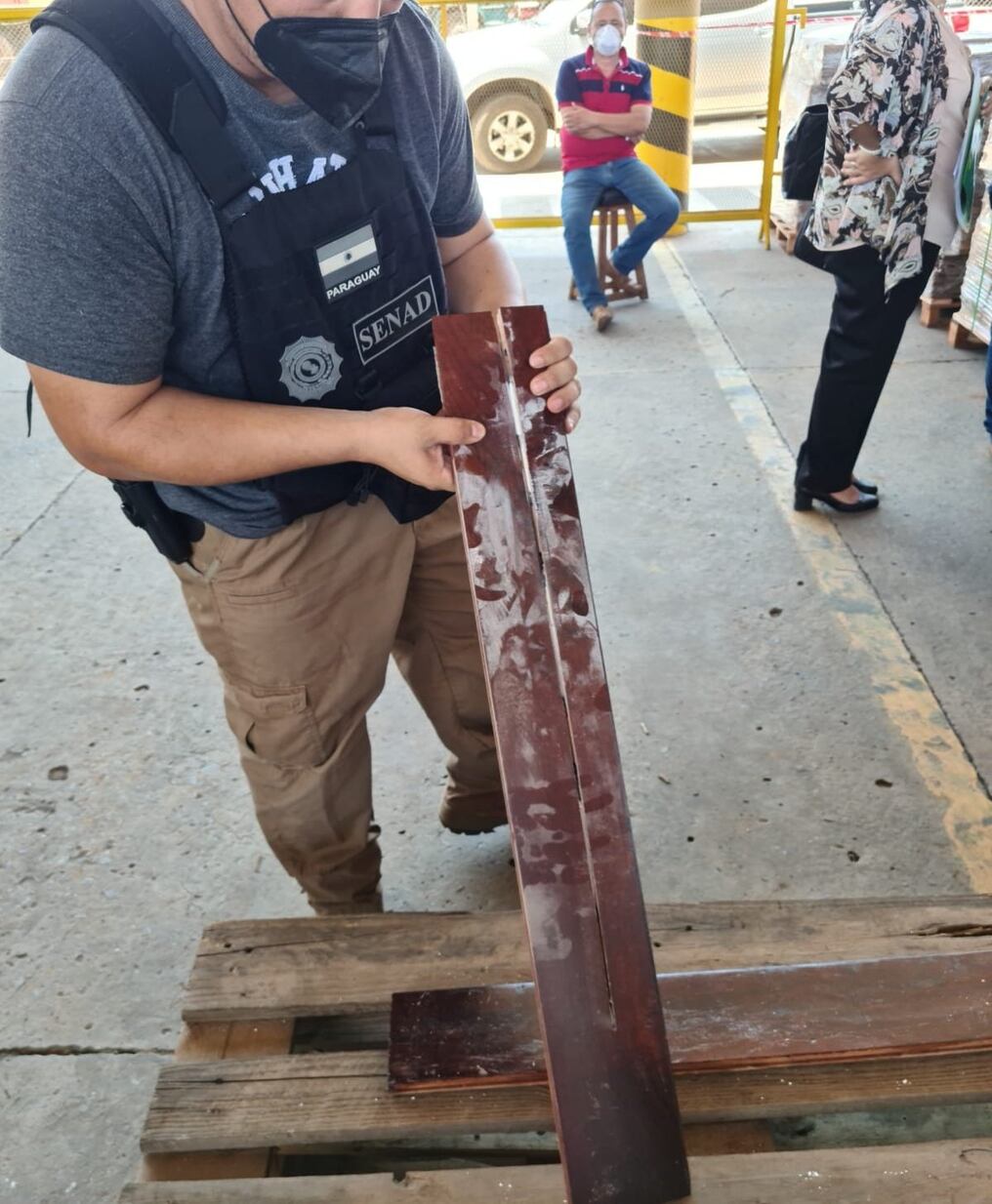 En el lugar se encontró una carga sospechosa de madera y tras una revisión se corroboró la presencia de la sustancia ilícita en su interior. El destino de la droga era España. Foto: Gentileza
