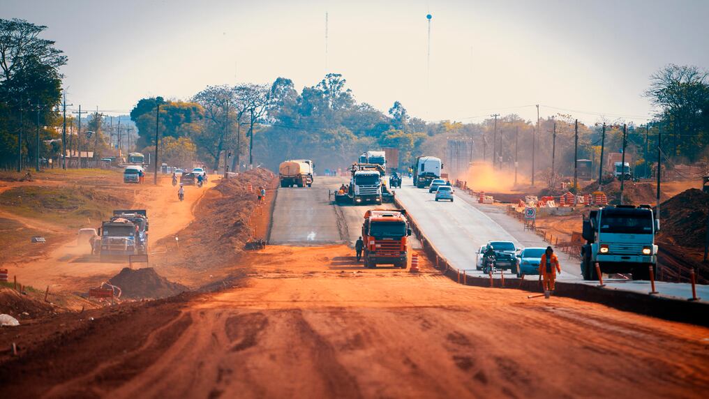 El MOPC es el ente que mayor dinamismo aplicó a los recursos y entre las obras que fueron ejecutadas se encuentran los trabajos de pavimentación y mantenimiento de rutas, entre otros proyectos. Foto: Gentileza.