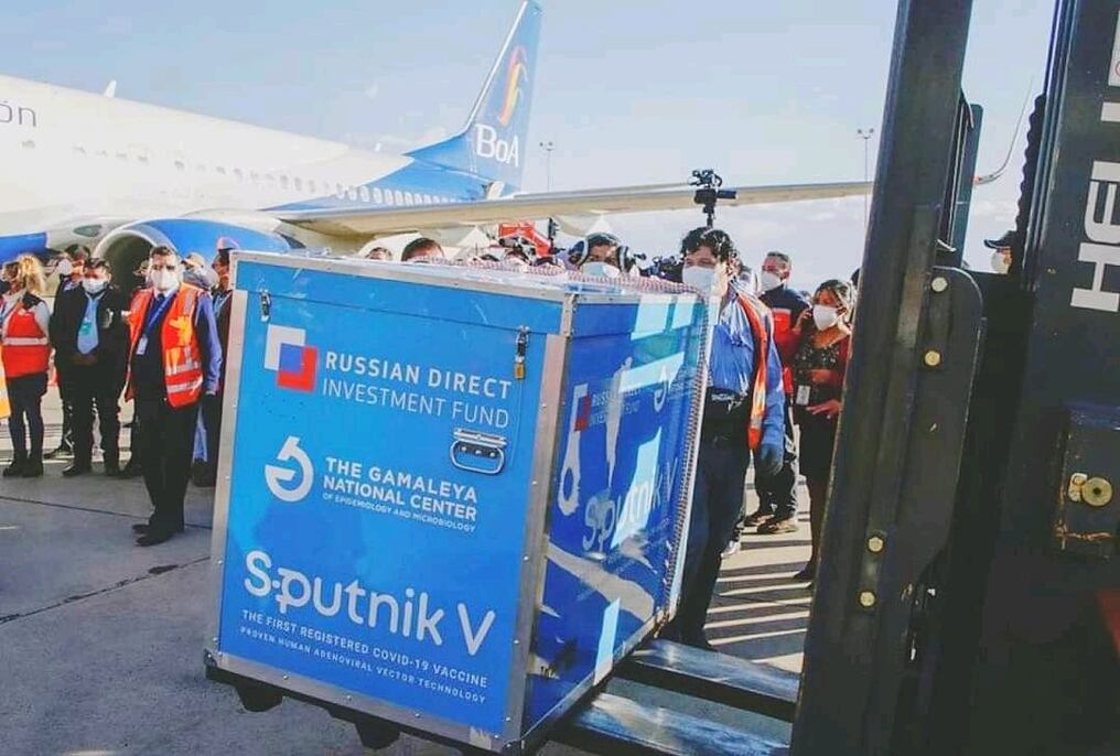 Bolivia ya recibió 1,2 millones de la primera dosis de la vacuna de Sputnik V y 712.460 de la segunda.   Foto: Twitter.