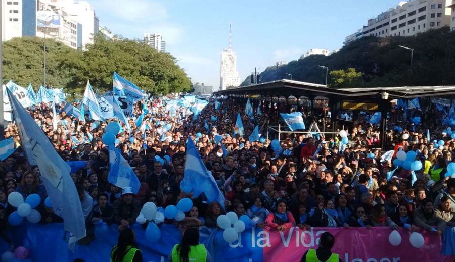 A pesar de las multitudinarias marchas en la Argentina, la Cámara de Diputados aprobó este viernes la legalización del aborto. Foto: Perfil.