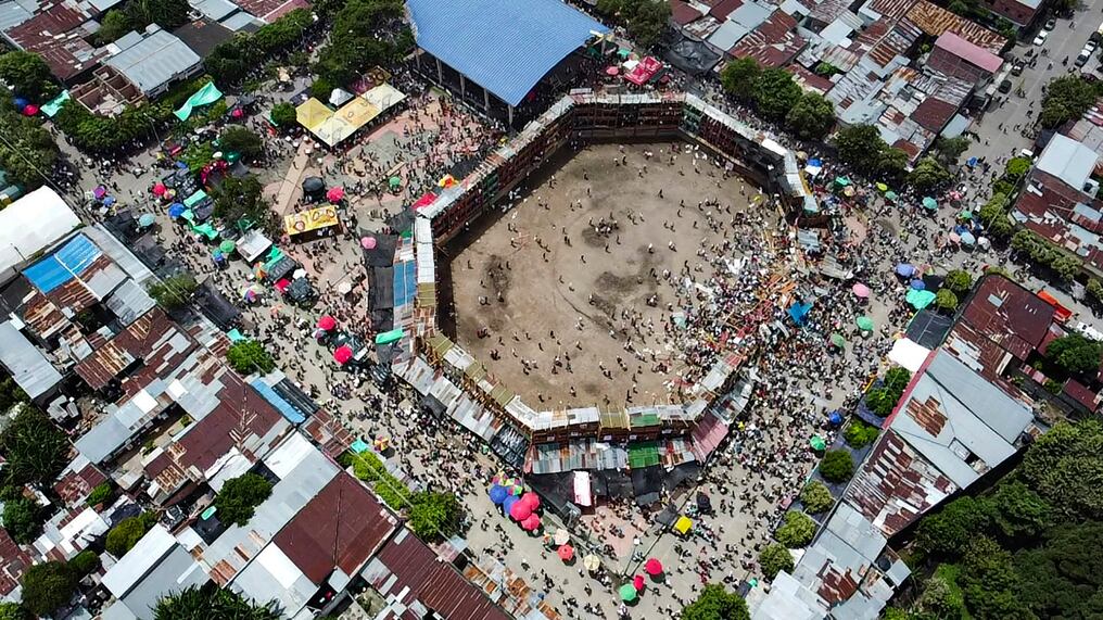 Varias graderías colmadas de público se desplomaron en la tarde de ayer durante una “corraleja”, una clase de fiesta popular en la que el público baja a la arena para enfrentarse a novillos o toros pequeños. Foto: AFP.