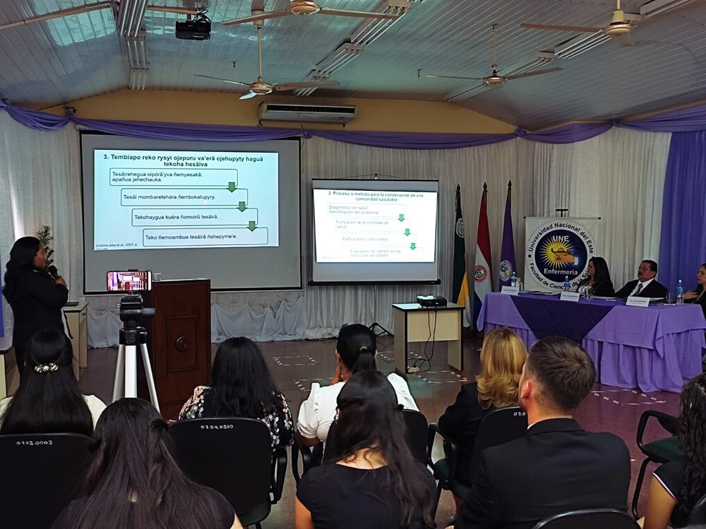 Mónica Palacio durante la presentación de su trabajo final de grado para egresar como licenciada en Enfermería. Foto: Gentileza.