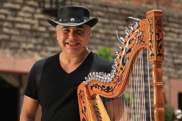 El arpista tocó "Pájaro Campana", además de “Nde rendape aju” y “Mborayhu asy” en el enlace matrimonial de Nadia Ferreira y Marc Anthony. Foto: Gentileza.