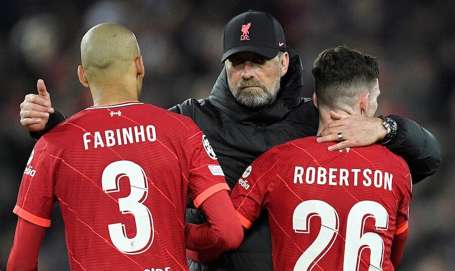 El técnico Jürgen Klopp (centro) felicita a Fabinho y Robertson tras la victoria del Liverpool sobre Villarreal en el juego de ida.FOTO: AFP