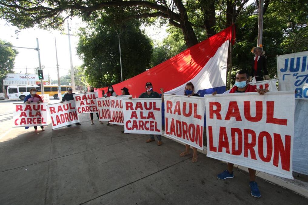 Harán vigilia hasta el lunes 11 de enero, día en que se definirá si la denuncia de malversación de fondos contra el intendente pasa a juicio. Foto: Gentileza.