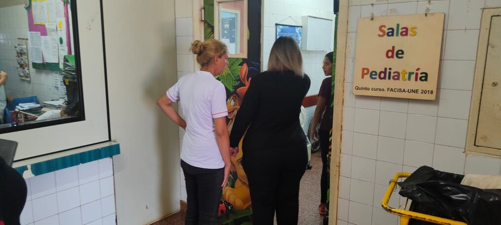 Personal de Codeni de Minga Guazú visitó el Hospital Regional de Ciudad del Este para informarse sobre el cuadro médico del niño que sufrió abuso el sábado último en el municipio minguero. Foto: Gentileza.