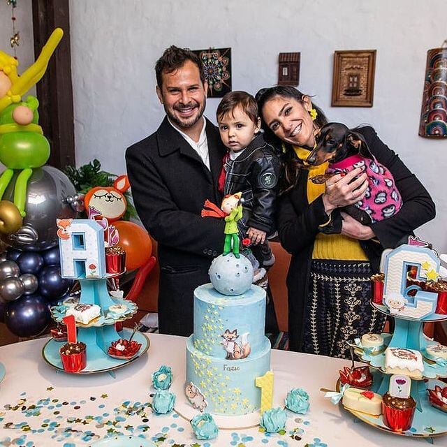 Facundo Maldonado Sapena junto con sus padres Diego Maldonado y Lucía Sapena, además de la mascota. Foto: Gentileza.