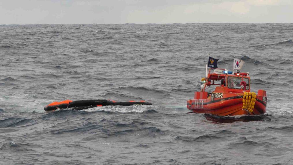 Trece personas fueron rescatadas tras el mensaje de socorro del carguero “Jin Tian”, mientras al menos nueve tripulantes seguían desaparecidos. Foto: AFP.