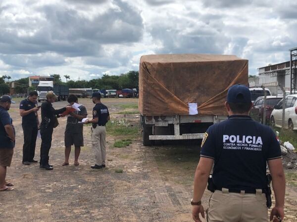 El producto era transportado en un tractocamión que también fue retenido por los intervinientes. Foto: Gentileza.