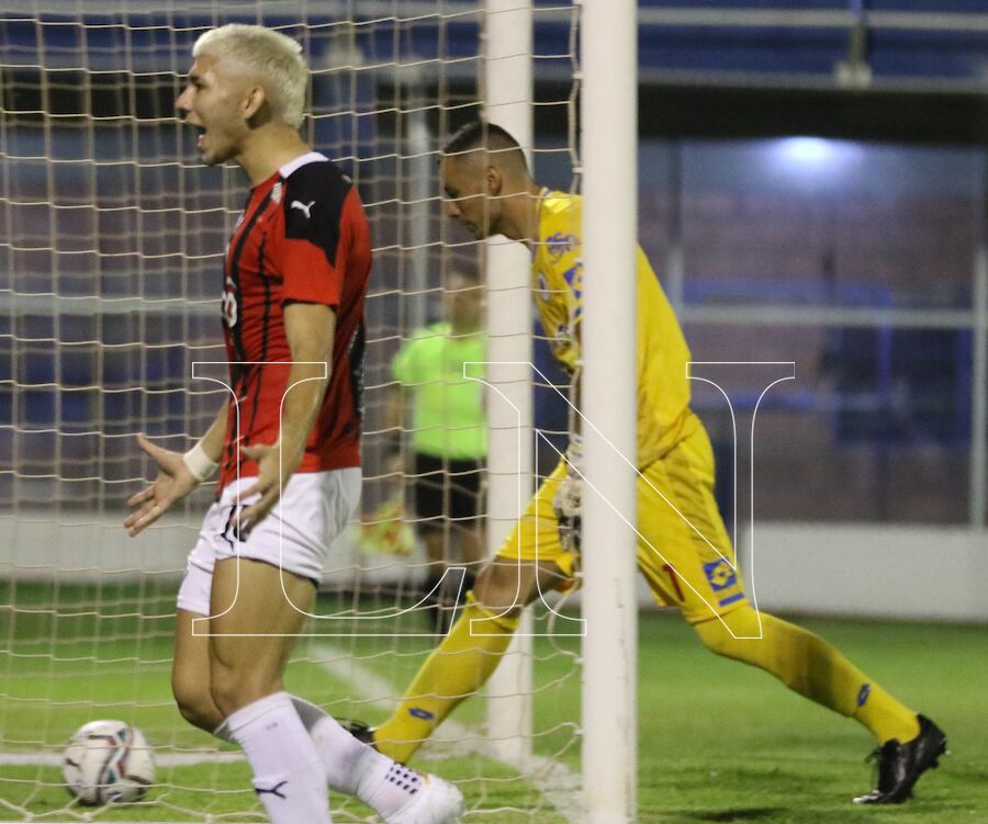 Julio Enciso ya marcó el penal, el primero de su autoría. Lo sufre el golero Bernardo Medina.FOTO:NÉSTOR SOTO