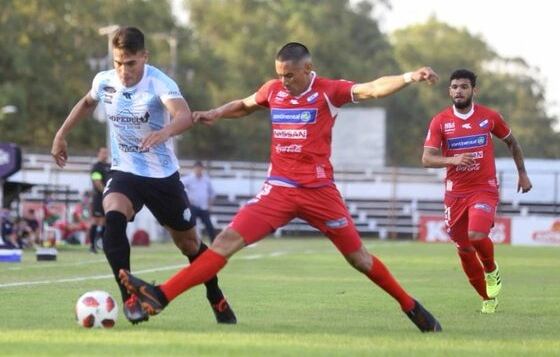 Víctor Barrientos, de buen trabajo, pelea con Aquilino Giménez, quien luego fue expulsado. (foto: @CLUBNACIONALPY)