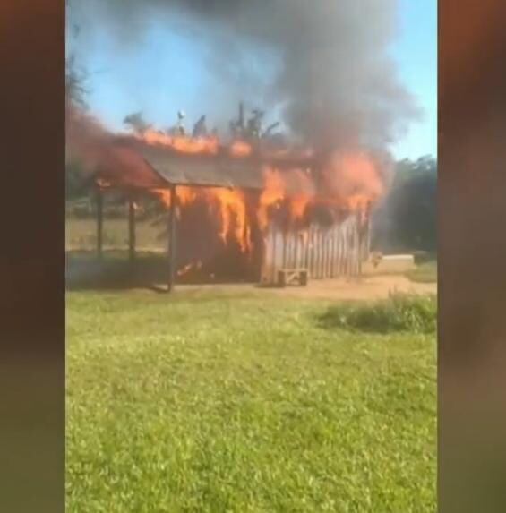 Los miembros de la familia estaban fuera del recinto, por lo que no se registraron víctimas que lamentar o heridos. Foto: Captura de pantalla