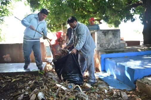 Alrededor de 100 trabajadores de diversas dependencias y personal de los mismos cementerios avanzaron en la limpieza de los camposantos municipales. Foto: Gentileza.