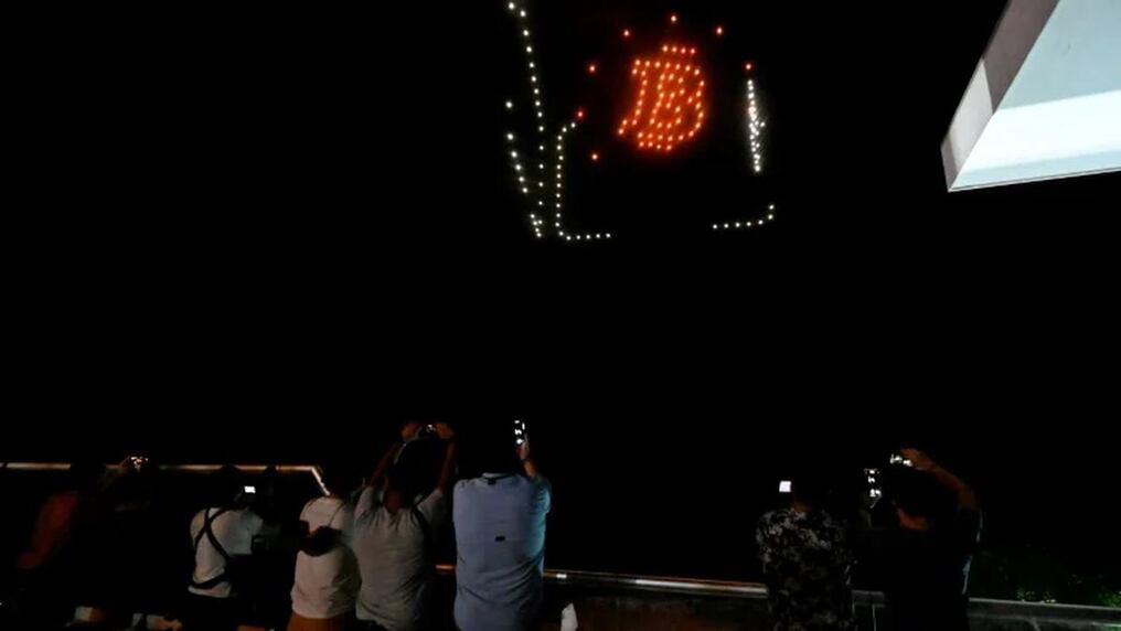 El multimillonario Brock Pierce celebró el uso oficial de la criptomoneda en el país centroamericano con un show de 150 drones. Foto: AFP.
