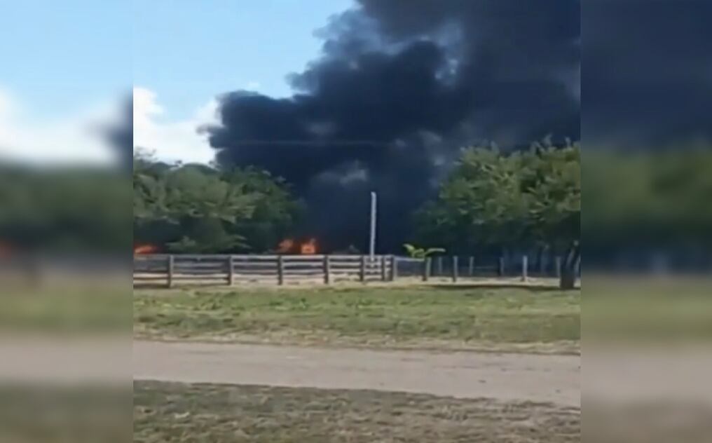 La explosión generó una importante columna de humo que pudo divisarse a varios kilómetros. Imagen: Captura de video.